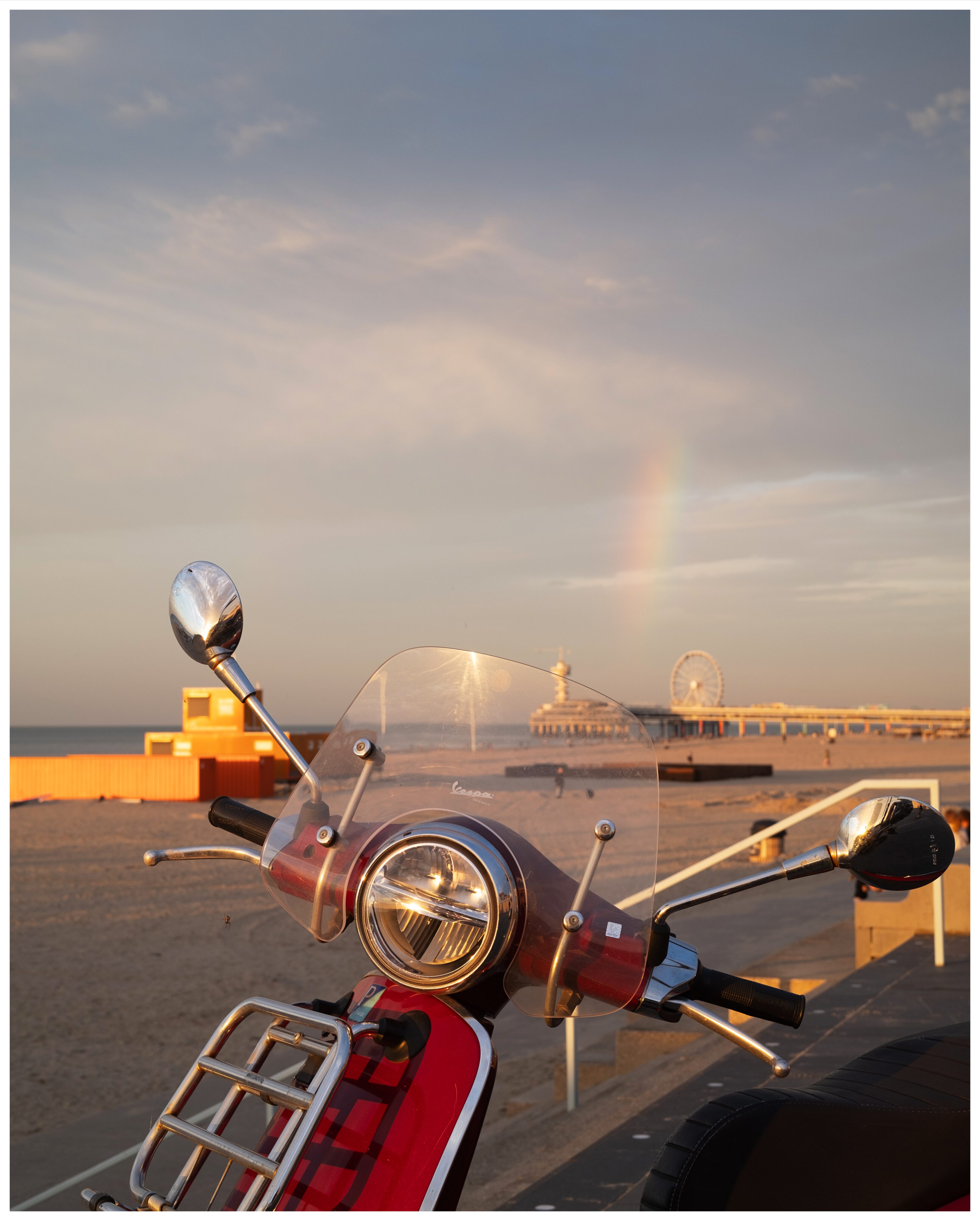 Vespa am Strand von Scheveningen