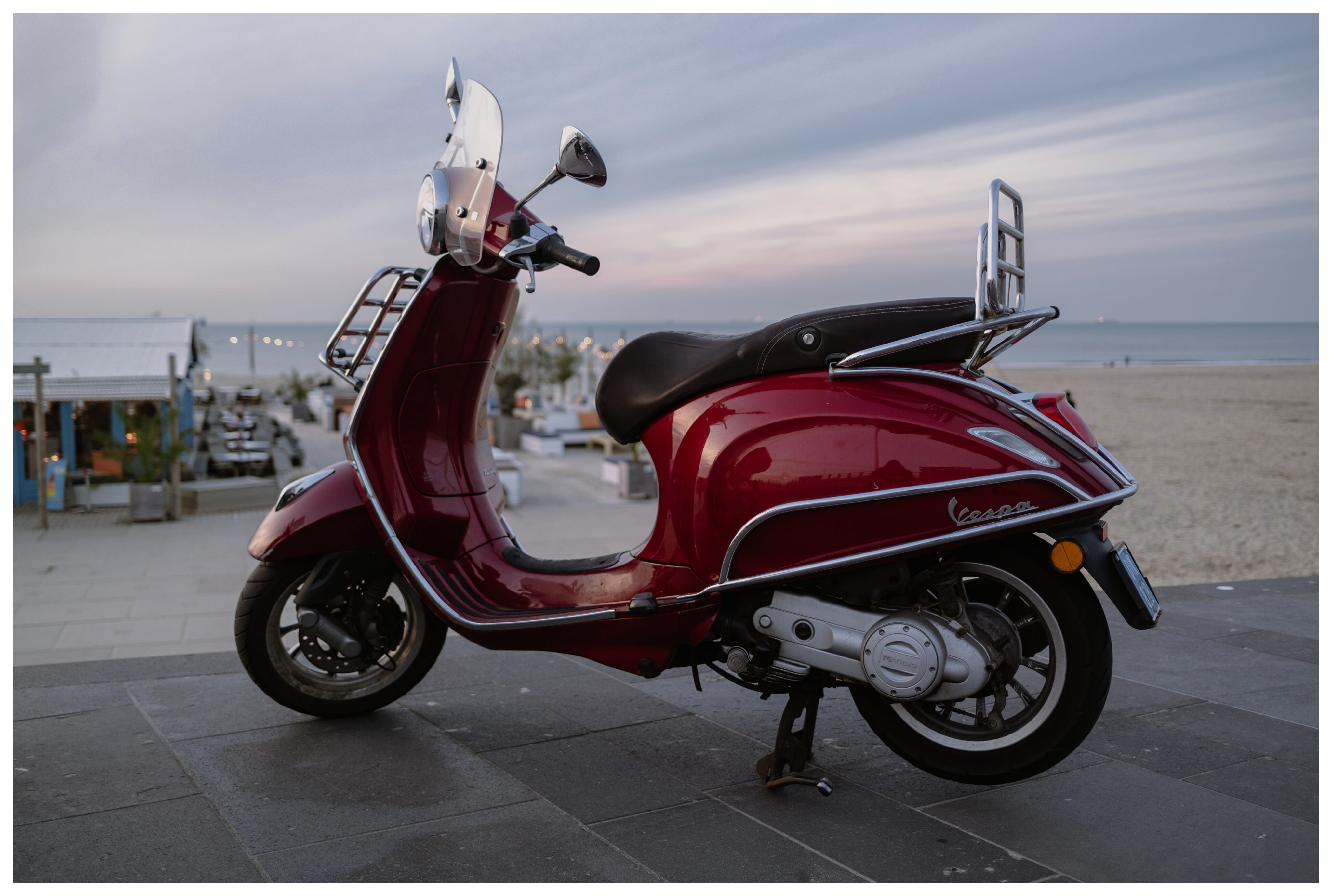 Vespa am Strand von Scheveningen